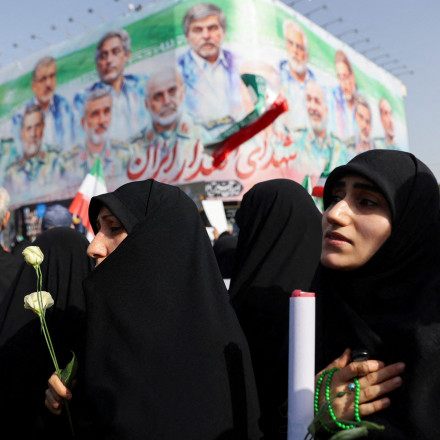 Ιράν: Εκατοντάδες μητέρες προσφέρουν τα μωρά τους για μάρτυρες σε ειδική τελετή