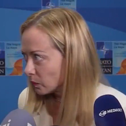 Η Τζόρτζια Μελόνι γίνεται ξανά viral: Οι αντιδράσεις της στη Σύνοδο Κορυφής του ΝΑΤΟ