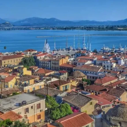 Ναύπλιο: Ο δήμαρχος ξεσπά – Τέλος στην ασυδοσία με τραπεζοκαθίσματα και ηχορύπανση