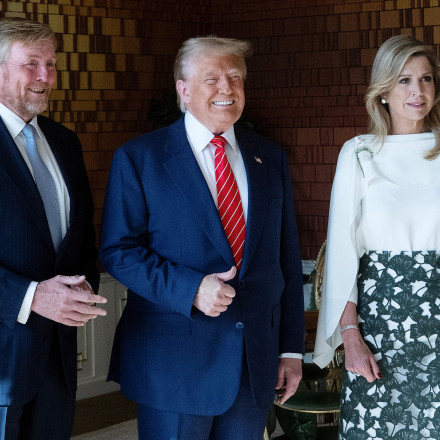 Viral η γκριμάτσα της βασίλισσας Μάξιμα της Ολλανδίας όταν συνάντησε τον Τραμπ