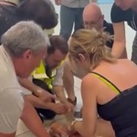 Βίντεο σοκ στη Ρόδο: Παιδίατρος επανέφερε με ΚΑΡΠΑ  65χρονο τουρίστα που κατέρρευσε στο αεροδρόμιο