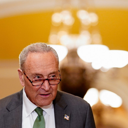 Μετά την ανάρτηση Τραμπ για τον «κλαψιάρη Σούμερ», ο γερουσιαστής εισήχθη στο νοσοκομείο