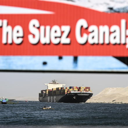 Τρόμος στη Διώρυγα του Σουέζ: Φορτηγό πλοίο «καβάλησε» προβλήτα λόγω βλάβης στο τιμόνι