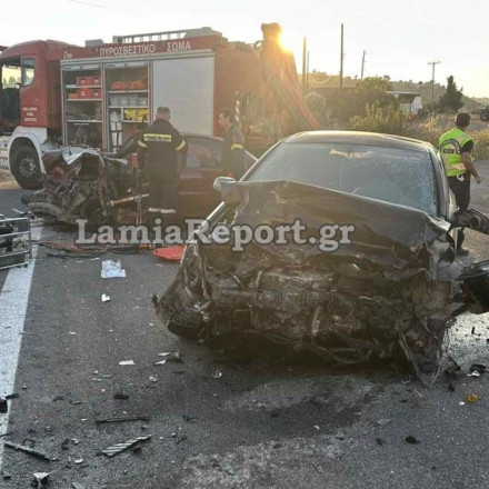 Σφοδρή μετωπική σύγκρουση αυτοκινήτων στη Θήβα: Σκοτώθηκε ζευγάρι - Δείτε εικόνες