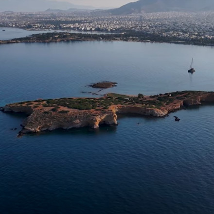 Το νησί - μυστήριο απέναντι από τη Βούλα που ανήκει σε έναν συνταξιούχο οδηγό λεωφορείου