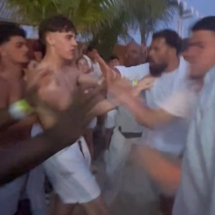 Μπουνιές, κλωτσιές και κουβάδες με παγωμένο νερό - Απίστευτο ξύλο μεταξύ Άγγλων τουριστών στη Ζάκυνθο