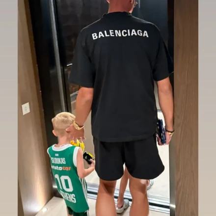 Με φανέλα Σλούκα ο μικρός Βλαχοδήμος έκλεψε την παράσταση (pic)