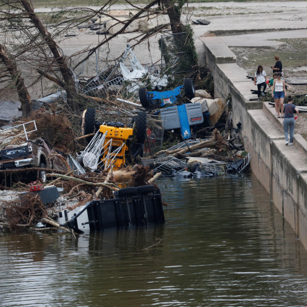 Ο Τραμπ κήρυξε το Τέξας σε κατάσταση έκτακτης ανάγκης - 80 οι νεκροί, ερωτήματα για την τραγωδία