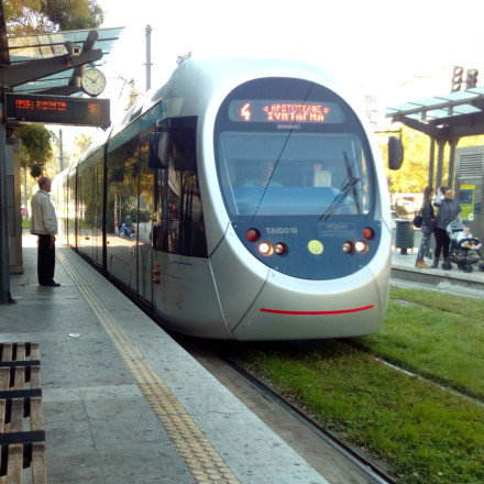 Ανήλικος κρεμάστηκε από κινούμενο τραμ στην Αθήνα για επικίνδυνο challenge