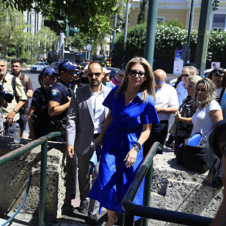 Στη Βουλή η Μαρία Καρυστιανού: Κατέθεσε τις 1,3 εκατ. υπογραφές - «Να σταματήσει η ατιμωρησία»