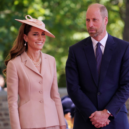 Ιστορική στιλιστική εμφάνιση της Κέιτ στη συνάντηση με τον Εμανουέλ και τη Μπριζίτ Μακρόν