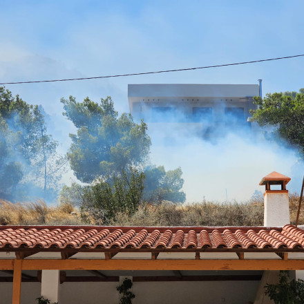 Φωτιά στο Κορωπί: Βελτιωμένη η εικόνα - Δύο ηλικιωμένοι στο Κέντρο Υγείας, 800 άτομα απομακρύνθηκαν