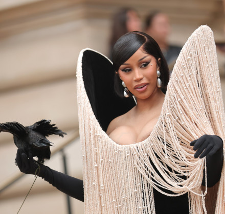 Paris Fashion Week: Η εκκεντρική Cardi B εμφανίστηκε κρατώντας ένα αληθινό κοράκι Paris Fashion Week: Η εκκεντρική Cardi B εμφανίστηκε κρατώντας ένα αληθινό κοράκι