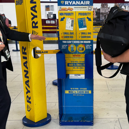 Αλλαγές στο «καθεστώς» των χειραποσκευών από την Ryanair - Τι θα ισχύει για βάρος, διαστάσεις