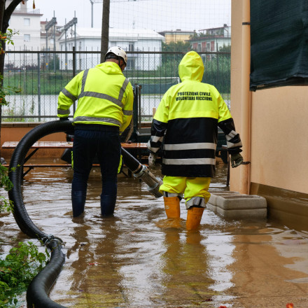 Στα δυο η Ιταλία: Πλημμύρες «σαρώνουν» τον βορρά - Παραλίγο τραγωδία με λουόμενο - «Ψήνεται» ο νότος