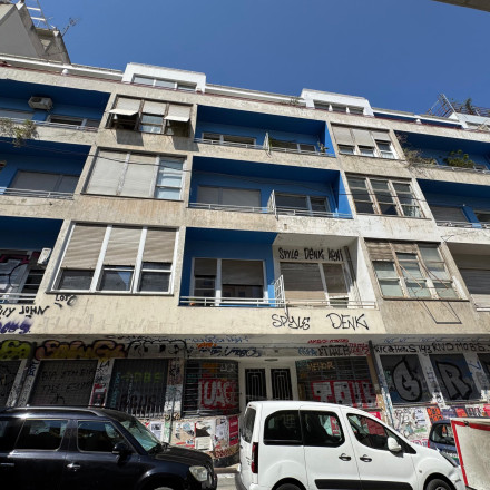 Η Μπλε Πολυκατοικία των Εξαρχείων: To μπλε σύμβολο στο κέντρο της Αθήνας- Από τις δόξες στην παρακμή