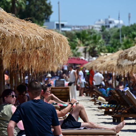 Θεσσαλονίκη: «Πόρτα» σε ηλικιωμένους από beach bar γιατί «χαλάει η εικόνα» - Απίστευτη καταγγελία