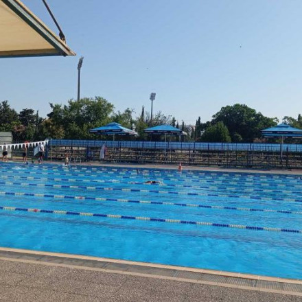 Θεσσαλονίκη: Δωρεάν βουτιές σε δημοτικό κολυμβητήριο λόγω καύσωνα στα ανατολικά