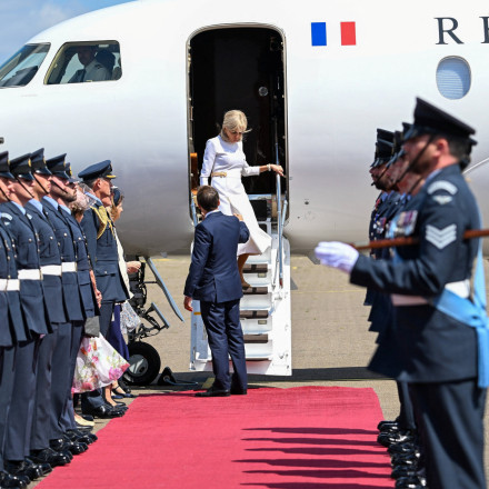 Η νέα άβολη στιγμή ανάμεσα σε Μακρόν και Μπριζίτ: Το χέρι του Εμανουέλ που έμεινε... μετέωρο