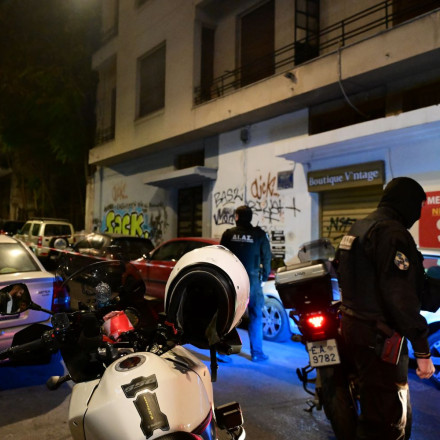 Επεισοδιακή σύλληψη διαρρηκτών στη Γλυφάδα - Ο ένας επιτέθηκε με κατσαβίδι σε αστυνομικό