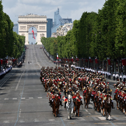 Με μεγαλοπρέπεια η παρέλαση στο Παρίσι για την «Ημέρα της Βαστίλης» - Τα απρόοπτα που έπιασε ο φακός