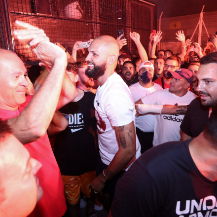 Ο Φουρνιέ χαρίζει τρεις φανέλες σε όσους πήγαν στο αεροδρόμιο να τον υποδεχθούν