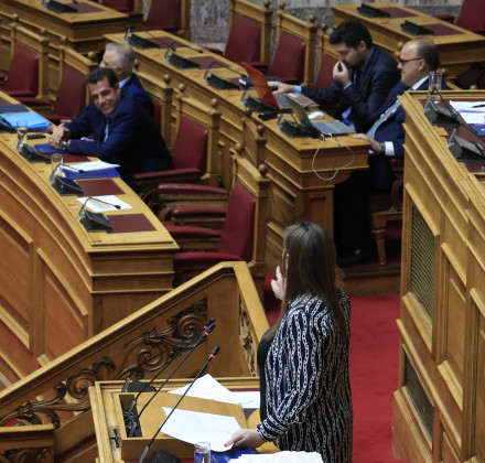 Βουλή: Εν μέσω έντασης ψηφίζεται η τροπολογία για το τρίμηνο «πάγωμα» στις αιτήσεις ασύλου Βουλή: Εν μέσω έντασης ψηφίζεται η τροπολογία για το τρίμηνο «πάγωμα» στις αιτήσεις ασύλου