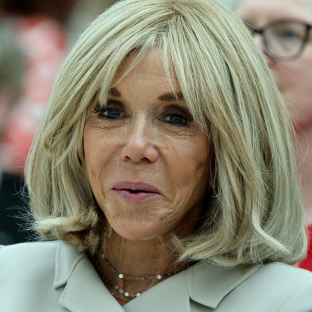 Η Μπριζίτ Μακρόν στο ανώτατο δικαστήριο για τις δύο γυναίκες που διέδιδαν ότι είναι τρανς