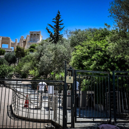 «Η Αθήνα παλεύει με τον καύσωνα»: Live εικόνα του Reuters με τουρίστες να εγκαταλείπουν την Ακρόπολη