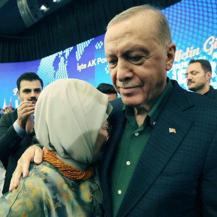 Τουρκία: Τα δάκρυα συγκίνησης της Εμινέ Ερντογάν μετά τον αφοπλισμό PKK