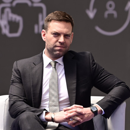 Μαθήματα γιόγκα και ευεξίας στον Πειραιά ετοιμάζει το Κίνημα Δημοκρατίας του Στέφανου Κασσελάκη