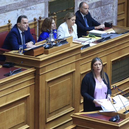 Επεισόδιο Κωνσταντοπούλου - Γεωργαντά: «Κατεβείτε από το βήμα» - «Είστε οι χειρότεροι φασίστες»