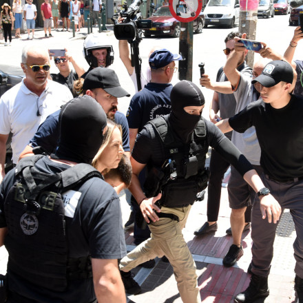 Πάτρα: Γιούχαραν τη Μουρτζούκου όταν έμπαινε στα δικαστήρια - «Φόνισσα» φώναζαν οι συγκεντρωμένοι