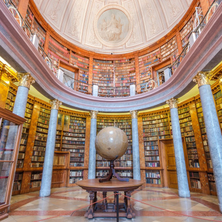 Σκαθάρια απειλούν πάνω από 1.000 χρόνια ιστορίας: Διάσωση των βιβλίων σε μοναστηριακή βιβλιοθήκη