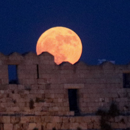 Μάγεψε η «Πανσέληνος του ελαφιού» - Συγκλονιστικές εικόνες από το ολόγιομο φεγγάρι