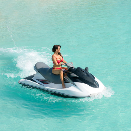 Σαντορίνη: Σοβαρός τραυματισμός δύο Αμερικανίδων τουριστριών σε σύγκρουση τζετ σκι στον Περίβολο