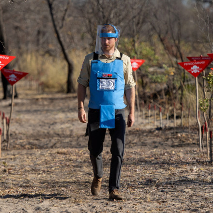 Ο Χάρι στα χνάρια της Νταϊάνα: Επιστρέφει στην Ανγκόλα και περπατά σε διάδρομο με νάρκες