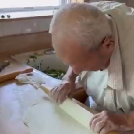Taste Atlas: O 96χρονος παππούς από την Αχαΐα που έγινε viral για τις λαχταριστές σπανακόπιτες του