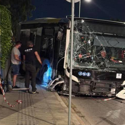 Καρέ - καρέ η «τρελή» πορεία ακυβέρνητου λεωφορείου στη Βουλιαγμένης - Ξήλωσε κολώνες και πινακίδες