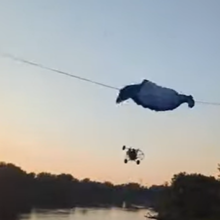 Σκηνές τρόμου: Αλεξιπτωτιστής προσέκρουσε σε καλώδια υψηλής τάσης και έπεσε σε ποτάμι - Βγήκε ζωντανός