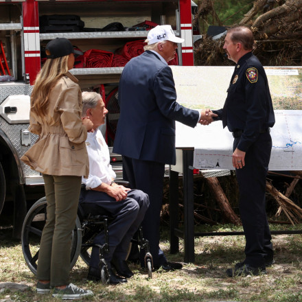 Στο Τέξας ο Τραμπ επτά ημέρες μετά τις καταστροφικές πλημμύρες