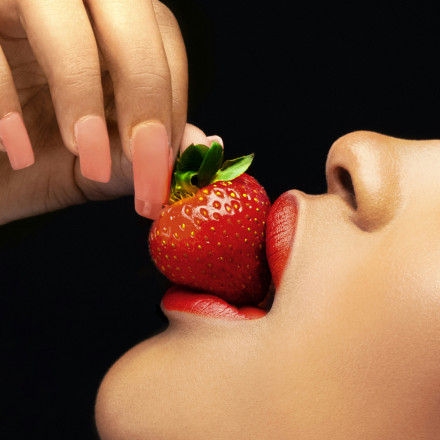 Τελικά, οι αφροδισιακές τροφές λειτουργούν; Τι λέει η επιστήμη για την επίδραση της φράουλας