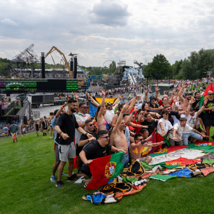 Χάθηκε η σκηνή, όχι το πάρτι – Το Tomorrowland χορεύει και στις στάχτες