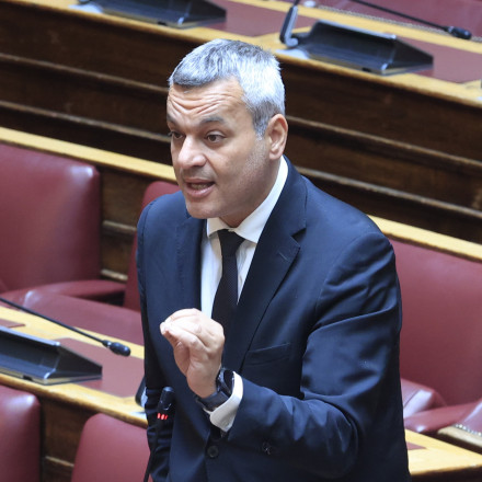 Μαμουλάκης κατά Πιερρακάκη για τα ΑΤΜ: «Δήθεν "μηδενίζει" τις χρεώσεις, όπως ίσχυε και πριν»