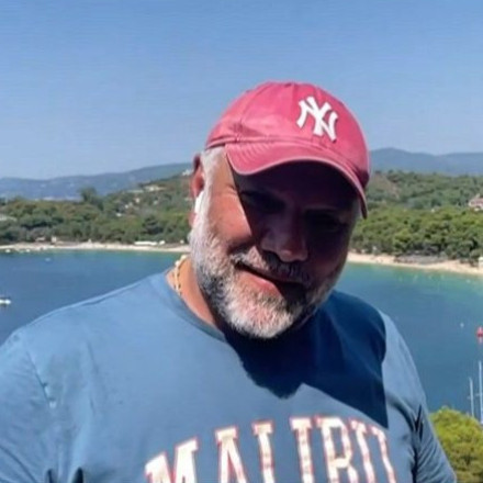 Γρηγόρης Αρναούτογλου: Τα νεύρα με την Κατερίνα Καραβάτου και η συνάντηση με τον Γιώργο Αγγελόπουλο