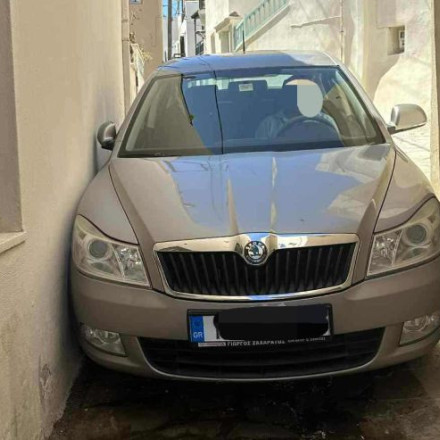 Απίστευτο: Αμερικανός τουρίστας ακολουθούσε το GPS και σφήνωσε το αυτοκίνητο στα στενά της Νάξου