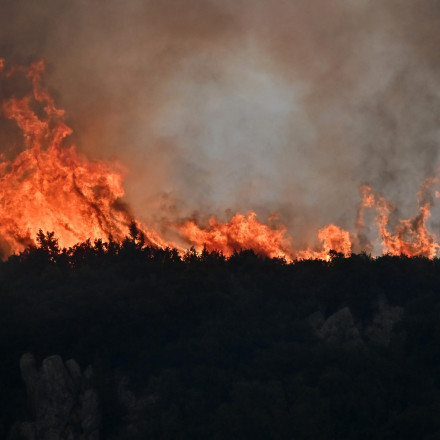 Ολονύχτια μάχη με τη φωτιά στην Κορινθία - Ζημιές σε σπίτια, 2 συλλήψεις για εργασίες μέσα στο δάσος