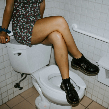 Πότε είναι η καλύτερη στιγμή για να πάτε στην τουαλέτα στο αεροπλάνο, σύμφωνα με αεροσυνοδό