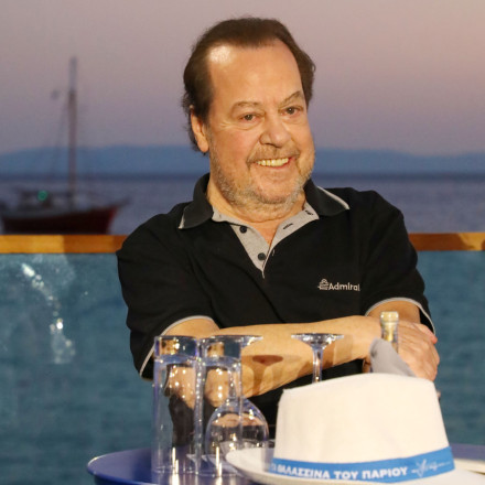 Γιάννης Πάριος: Τρυφερές στιγμές του «παππούκα» με παιδιά και εγγόνια