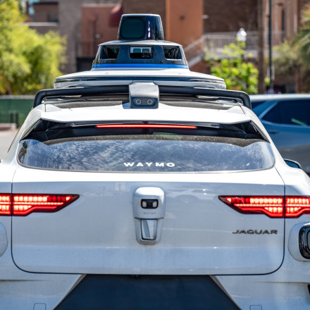 Λιγότερα ατυχήματα στους δρόμους με τα ρομποτικά ταξί χωρίς οδηγό - Τι δείχνει νέα έρευνα